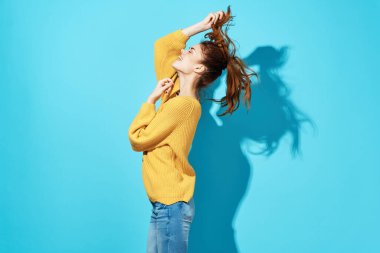 Çekici kadın sarı süveter stüdyosu