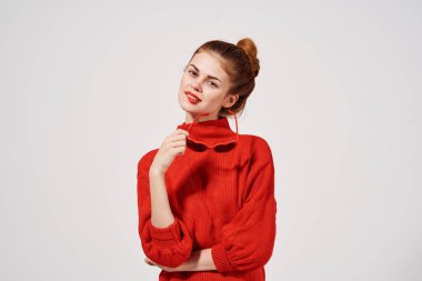 Modern moda kadın güneş gözlüğü çekici görünüyor.