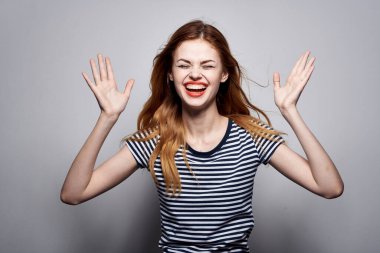 Güzel bir kadın, elinde saç makyajı tutuyordu. Moda modelliği stüdyosundaydı.