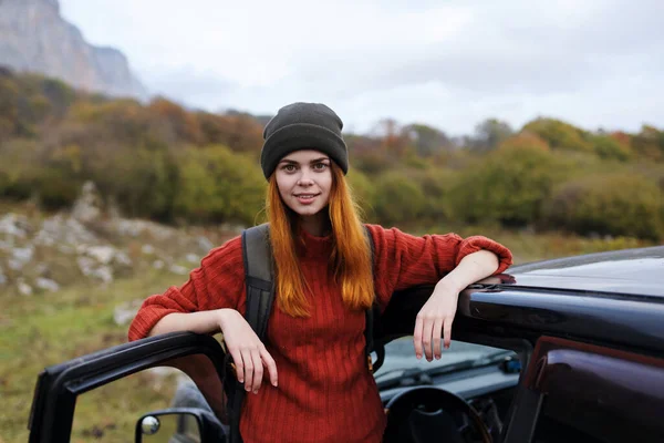 Žena turista v blízkosti auta venku hory čerstvý vzduch — Stock fotografie