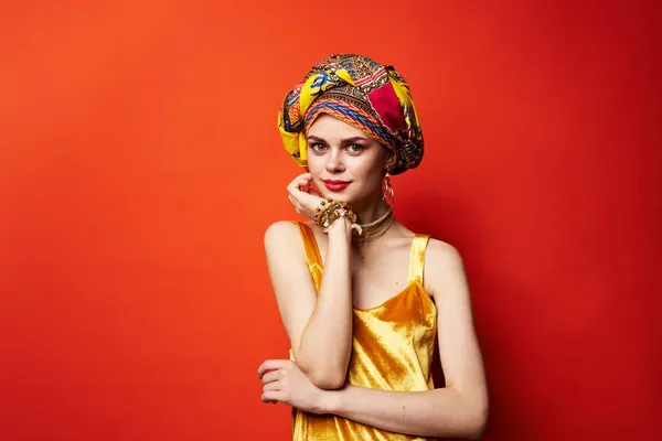 Χαρούμενη γυναίκα σε πολύχρωμο τουρμπάνι ελκυστική εμφάνιση Κοσμήματα απομονωμένο φόντο — Φωτογραφία Αρχείου