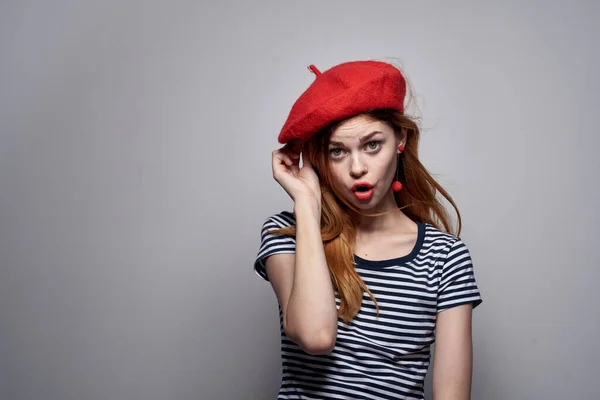 Vacker kvinna bär en röd hatt makeup Frankrike Europa mode poserar Frisk luft — Stockfoto