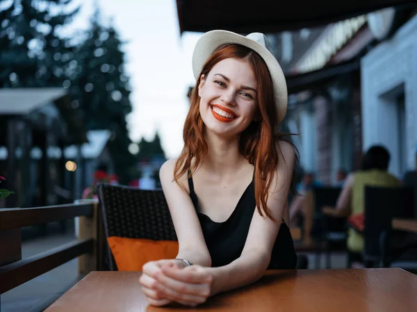 Красивая женщина в летнем кафе пить открытый отдых — стоковое фото