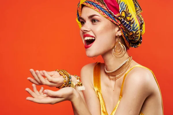 Glad kvinna flerfärgad sjal etnicitet afrikansk stil röd bakgrund — Stockfoto