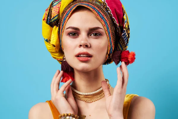 Glad kvinna flerfärgad sjal etnicitet afrikansk stil dekorationer Studio Modell — Stockfoto