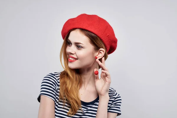 Glad kvinna bär en röd hatt makeup Frankrike Europa mode poserar ljus bakgrund — Stockfoto