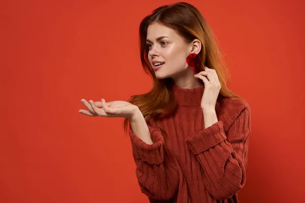 Mulher de camisola vermelha brincos jóias vermelho fundo gesto com as mãos — Fotografia de Stock
