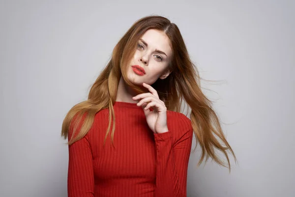 Όμορφη γυναίκα μόδα χτένισμα κόκκινο πουλόβερ μοντέλο φως φόντο — Φωτογραφία Αρχείου