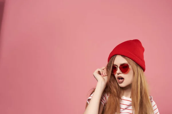 Étudiante femme gaie en chapeau rouge vêtements posant à la mode — Photo