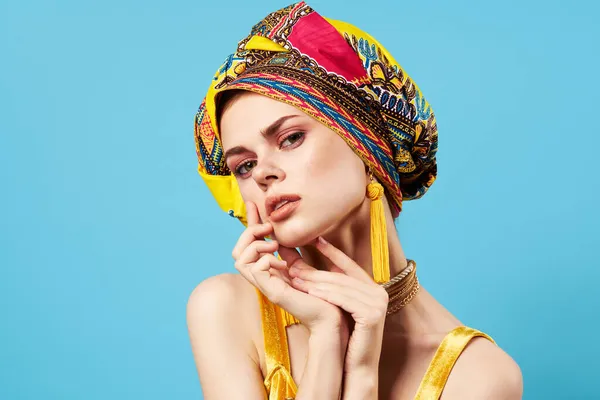Vacker kvinna flerfärgad sjal etnicitet afrikansk stil dekorationer Studio modell — Stockfoto