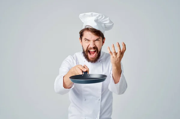 Ušlechtilý muž kuchař kuchyňské nádobí Job light background — Stock fotografie