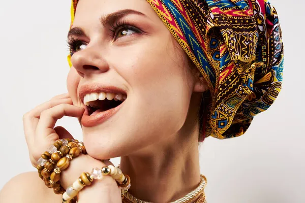 Bella donna multicolore scialle etnicità africano stile decorazioni luce sfondo — Foto Stock