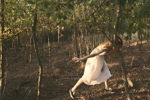 白いドレスの木の女性夏は新鮮な空気を歩く — ストック写真
