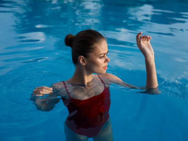 Bonita mujer en traje de baño en la piscina de lujo naturaleza natación —  Fotos de Stock