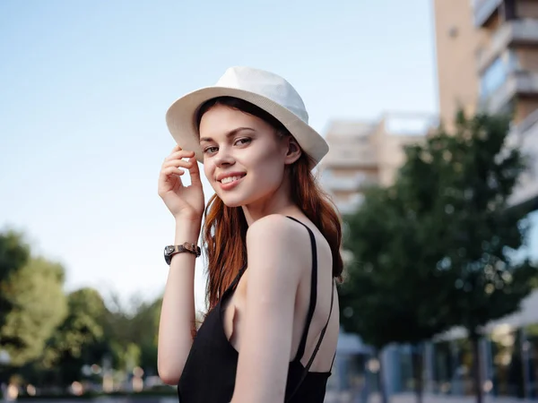 Mujer alegre en un sombrero en la ciudad al aire libre caminar — Foto de Stock