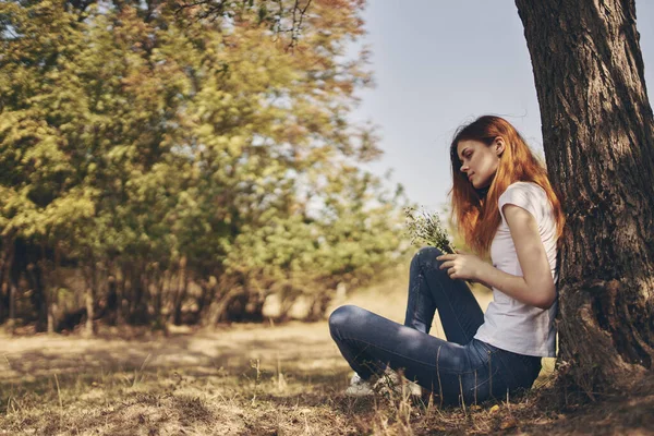 Frau sitzt neben einem Baum Natur Lifestyle Sommer — Stockfoto