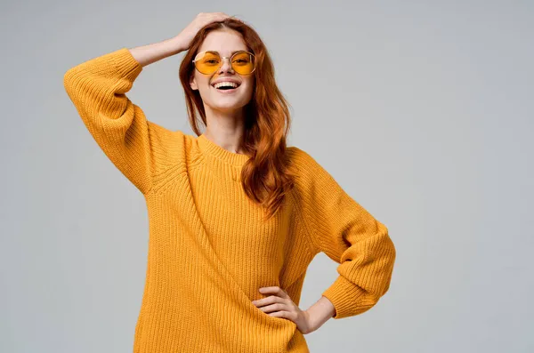 노란 스웨터를 입은 아름다운 여인 이 독특 한 배경을 가지고 있다 — 스톡 사진