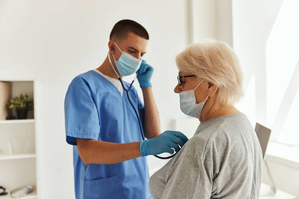 Medico in maschera medica con stetoscopio assistenza sanitaria — Foto Stock