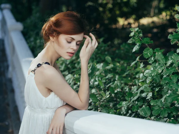 Donna in abito bianco posa Grecia natura principessa — Foto Stock