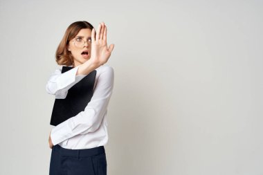 Belgeler için klasörü olan iş kadını Profesyonel stüdyo pozu