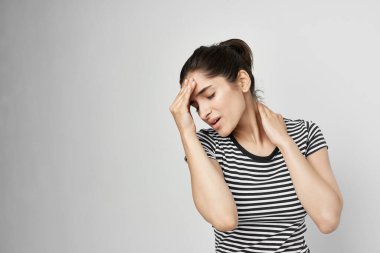 Hasta kadın baş ağrısı. Ağrı sendromu. Rahatsızlık arka planı.