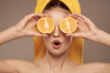 Güzel kadın duş aldıktan sonra çıplak omuzlu egzotik izole bir arka plan