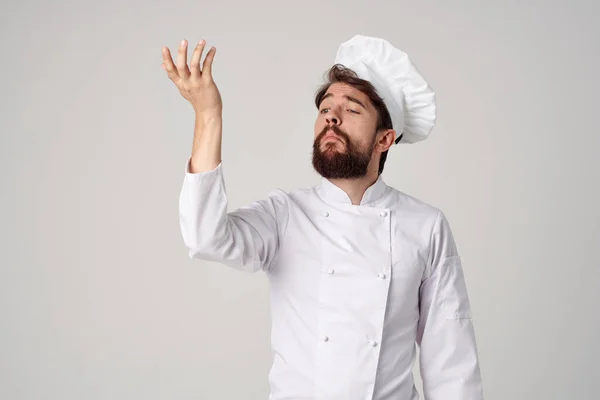 Barbuto uomo chef cucina lavoro mano gesti isolato sfondo — Foto Stock
