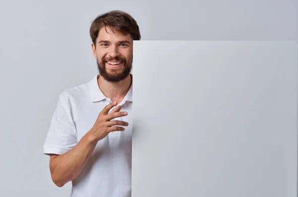 Красивий чоловік білий папір в руках маркетингу весело Життя Білий фон — стокове фото