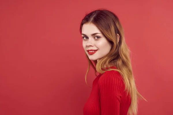 Nő piros ruha mosoly frizura smink — Stock Fotó