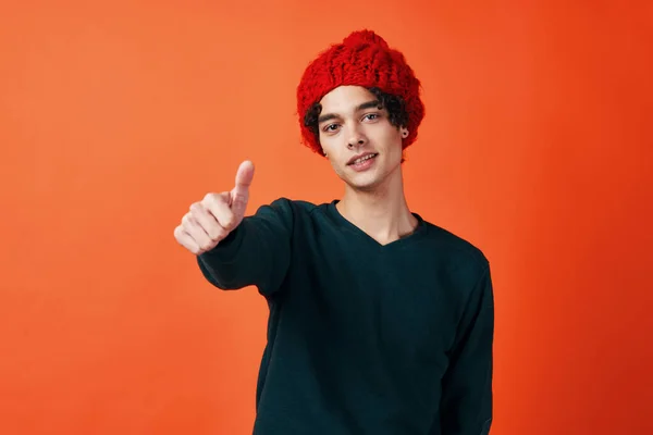 Chico en año nuevo ropa regalos navidad vacaciones fondo naranja —  Fotos de Stock