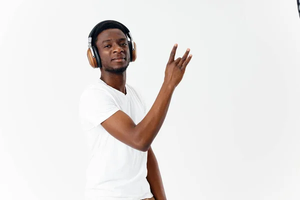 Afrika kökenli bir adam kulaklıklarla müzik dinleyip eğleniyor. — Stok fotoğraf