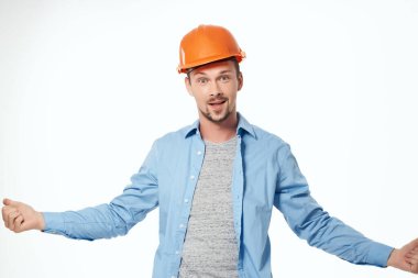 Erkek inşaatçılar, planlar, mimarlar, izole edilmiş arka plan.