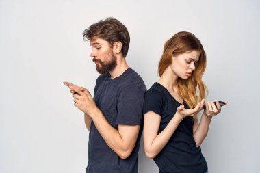 Siyah tişörtlü neşeli genç çift, arkadaşlık stüdyosu yaşam tarzını eğlenceli hale getiriyor.