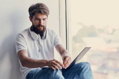 Kulaklıklı adam müzik dinliyor Yaşam tarzı