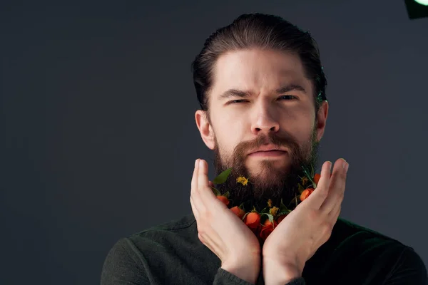 Красивый мужчина с цветами в бороде на изолированном фоне рубашки — стоковое фото