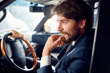 Sakallı adam resmi yolcu şoförü