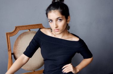 Model pozu veren güzel bir kadın. Dekorasyon gülüşü.