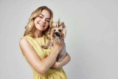 Güzel bir kadın. Modaya uygun safkan köpek ışık arka plan stüdyosu.