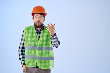 Turuncu başlıklı işçi inşaat alanında profesyonel olarak izole edilmiş arka plan.