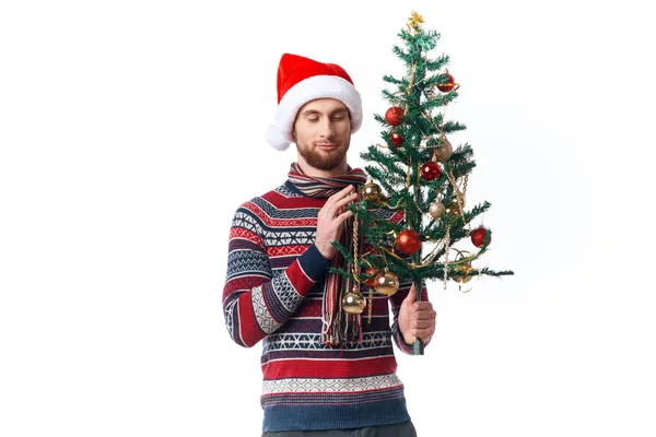 Homme joyeux dans un chapeau de Père Noël Décorations de Noël vacances Nouvel An fond isolé — Photo