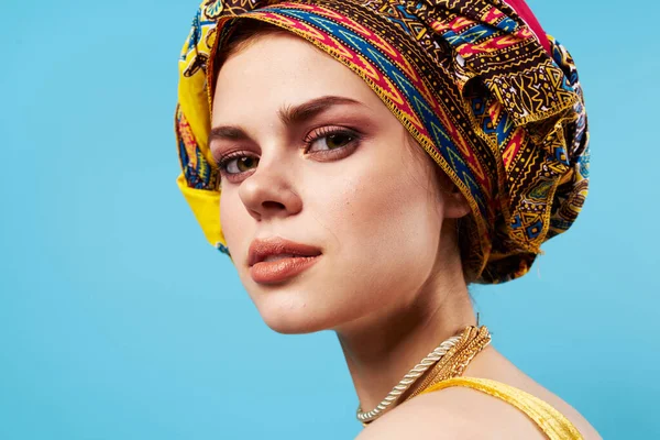 Vacker kvinna etnicitet flerfärgad huvudduk makeup glamour isolerad bakgrund — Stockfoto