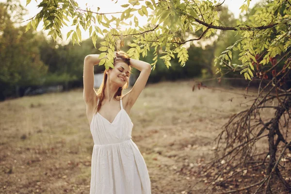 Beyaz elbiseli kadın doğa seyahat özgürlüğü — Stok fotoğraf