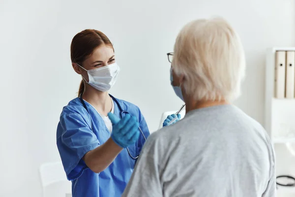 여성 병원 이 의료 마스크를 방문하다 — 스톡 사진