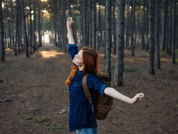 Mulher alegre caminhante na floresta natureza liberdade lazer ativo — Fotografia de Stock