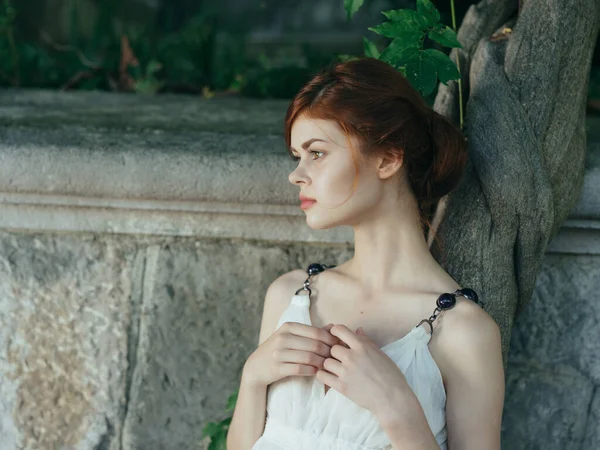 Femme en robe blanche Grèce mythologie marcher glamour — Photo