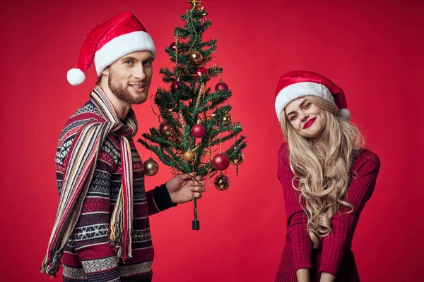 Веселый молодой пары рождественский романтический роман вместе — стоковое фото
