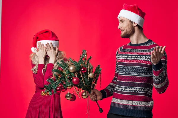 Junges Paar feiert Weihnachten zusammen Dekoration roter Hintergrund — Stockfoto