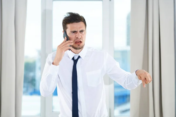 Biznesmen w koszuli z krawatem rozmawiający przez telefon pewność siebie — Zdjęcie stockowe