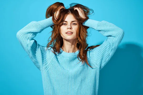 Портрет женщины в голубом свитере на изолированном фоне — стоковое фото