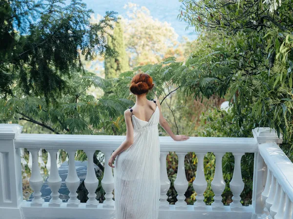 Женщина в белом платье мифология Греция украшения ходить — стоковое фото